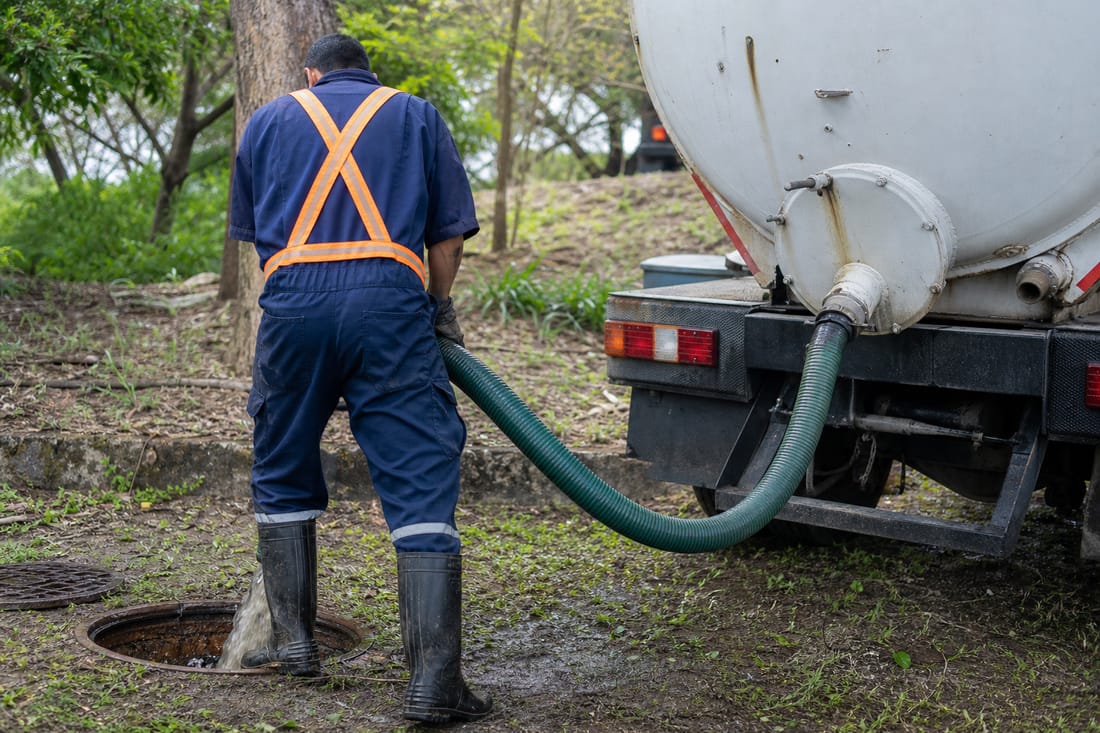 Beispiel: Abwasserabpumpen durch Techniker von hinten
